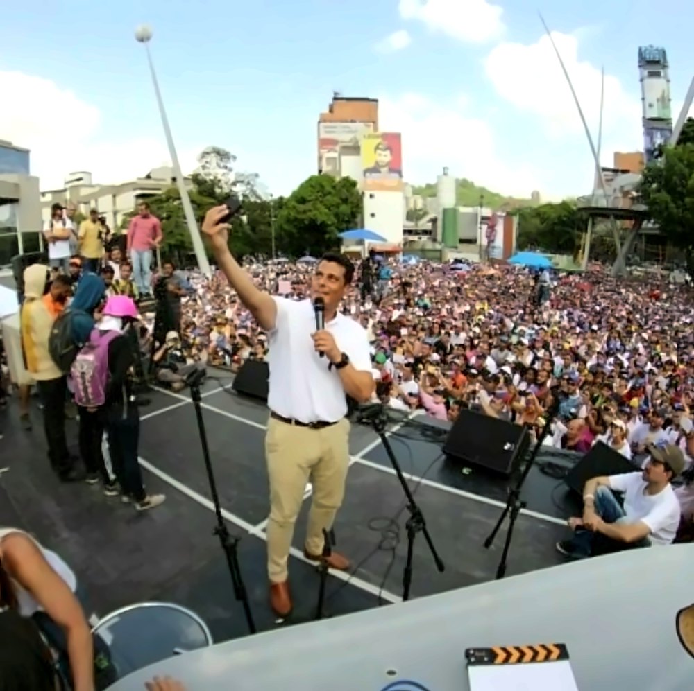 Escenario y público del evento por los 10 años del cierre de RCTV en Caracas