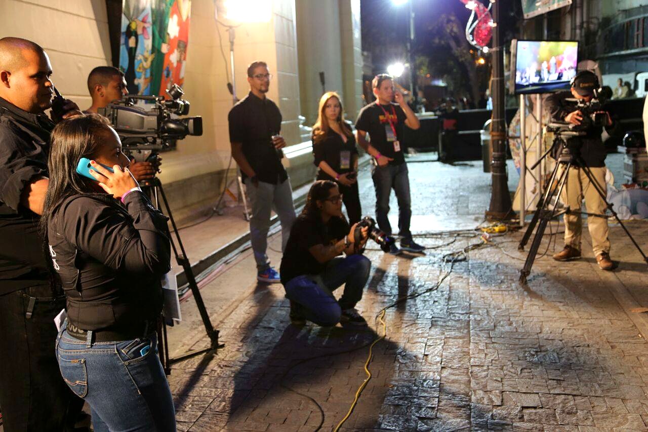 Laura La Cruz Hernández coordinando una transmisión nocturna en directo con su equipo de producción
